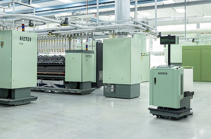 Ein Element der smarten Spinnerei: Der Kannentransportroboter SERVOcan von Rieter bei der Arbeit in einer Spinnerei.